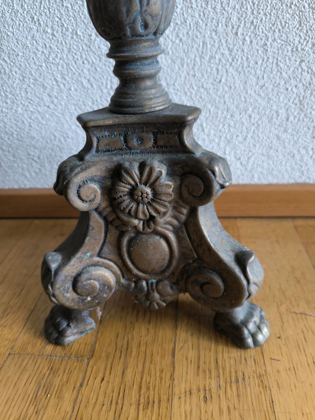 Kerzenständer: Antiker Kerzenständer aus Messing, 63cm Höhe – Gebraucht aus Zürich von Decours 2