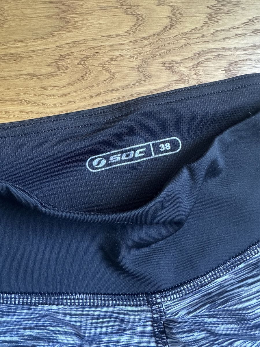 Lots de vêtements: Sport-/Wanderkleider – D'occasion à Brütten par Estuenggi 3