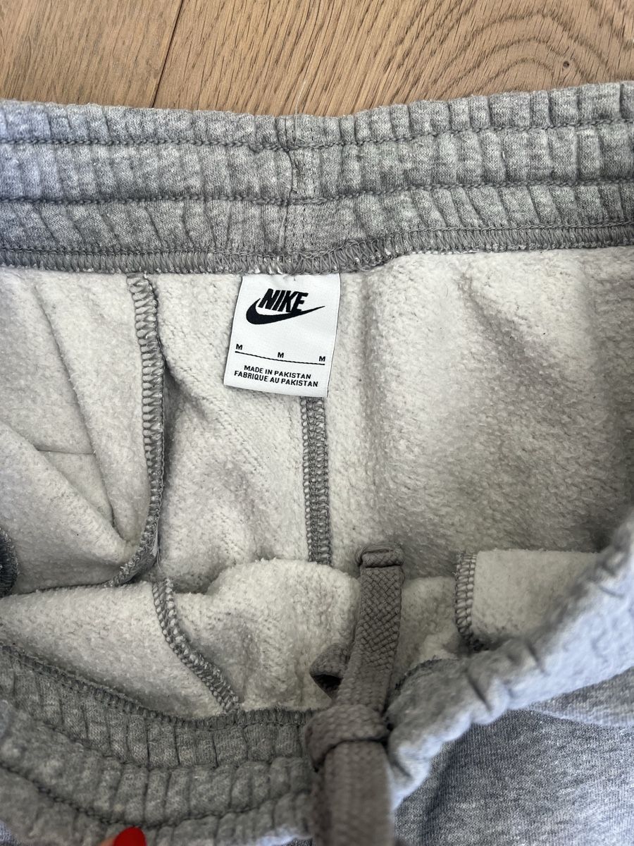 Nike Hosen: Nike Trainerhose grau  – Gebraucht aus Olten von isabelschmid 1