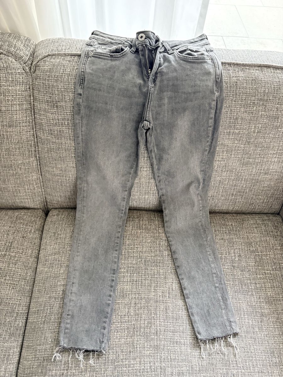 Zara Jeans: Zara Jeans Grau, Top Zustand, Grösse 36 – Gebraucht aus Münchenstein von Miresolese