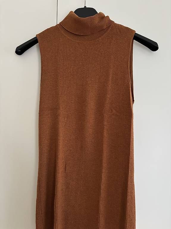 Top: Turtleneck Top – Usato da Basel venduto da rebecca_b