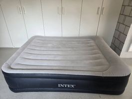 INTEX Luftmatratze mit integrierter elektrischer Pumpe