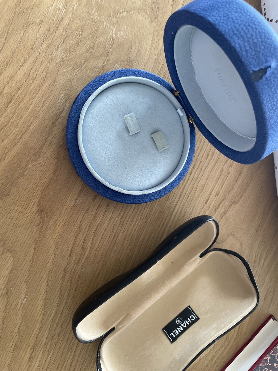 Vitrinen: Chanel glasses case and Piaget box – Defekt aus Neuchatel von shi_9fzw 1