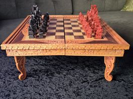 Schönes Schachbrett aus Holz, handgeschnitzt & Backgammon