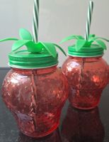 2 Erdbeer Gläser mit Deckel und Trinkhalm Rot NEU