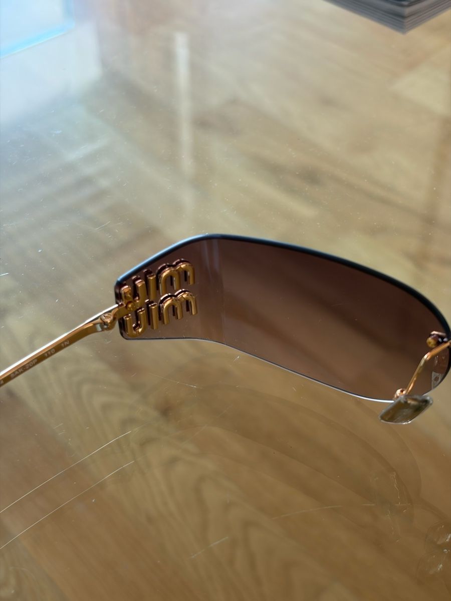 Miu Miu Occhiali & Lenti: miumiu sunglasses – Nuovo (secondo la descrizione) da Oberglatt ZH venduto da fashionista7 2