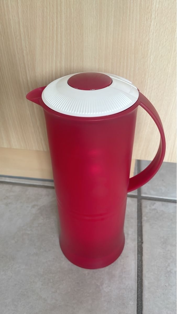 Tupperware Contenitori & Simili: Tupperware Thermoskanne Rot/Weiss   – Nuovo e nell'imballaggio originale da Kaiseraugst venduto da KlausSina