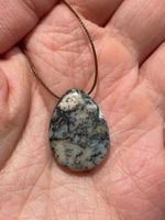 Anhänger aus unbekannter Stein