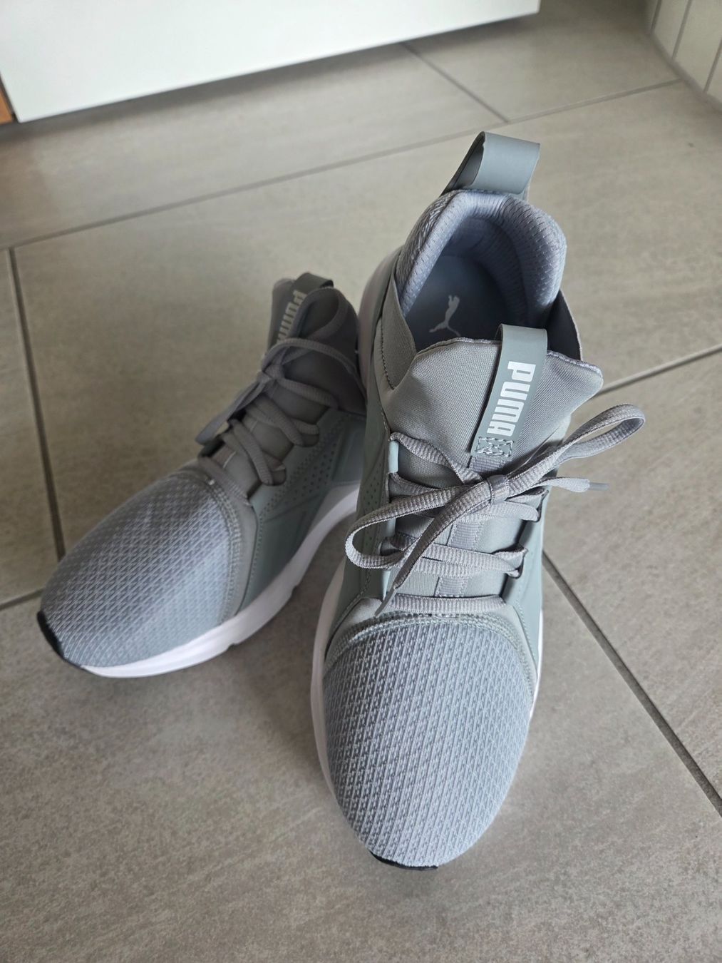 Puma Scarpe da uomo: Puma Sneaker Grau – Gr. 43 – Nuovo (secondo la descrizione) da Hirschthal venduto da blackhawk