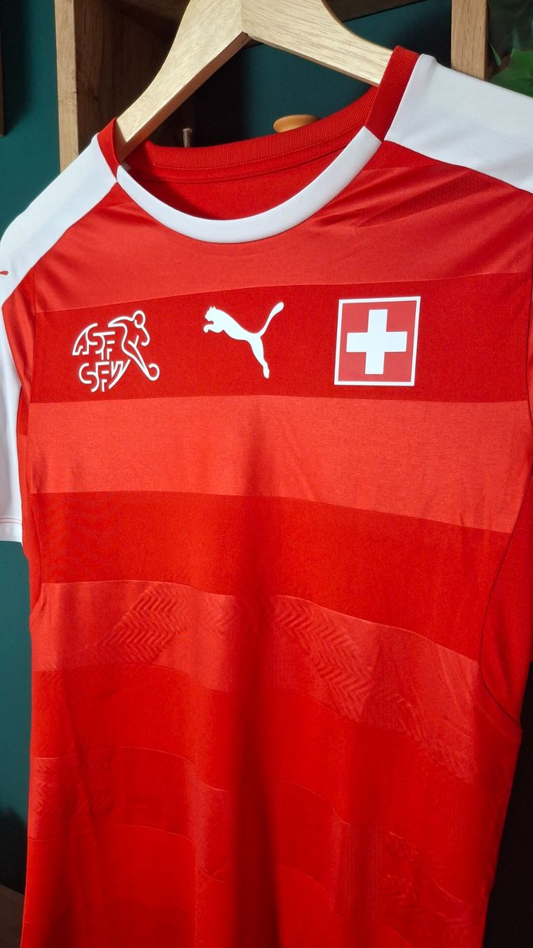 Schweizer Nati Canottiere & Pantaloni: Switzerland Nati euro 2016 player version puma – Nuovo (secondo la descrizione) da Yverdon-les-Bains venduto da flo_8fgr 1