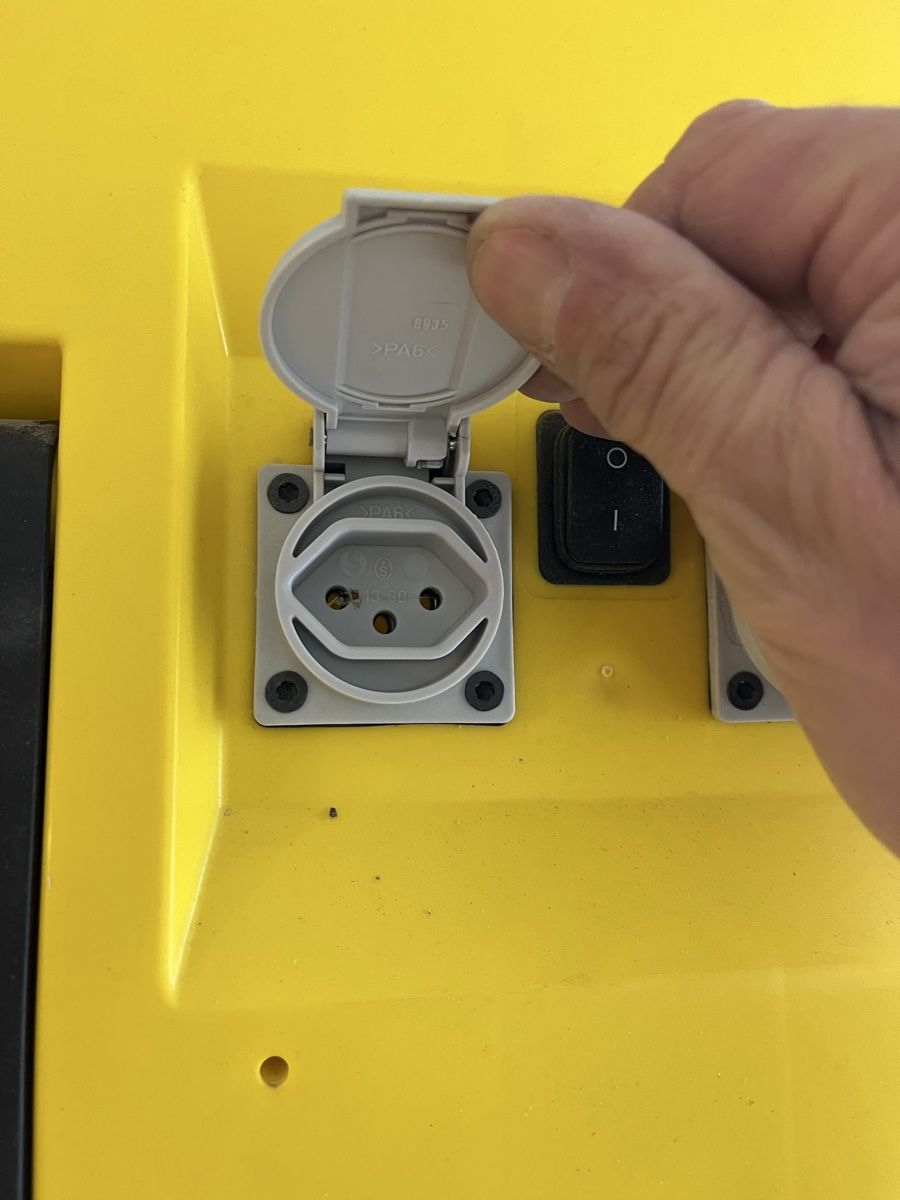Lampade: Scheinwerfer mit Stativ und Steckdosen – Nuovo (secondo la descrizione) da Neerach venduto da fuz_8d7l 3