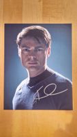 Karl Urban, Original Autogramm auf Grossfoto in Farbe
