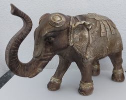 Elefant mit erhobenem Rüssel (Stärke, Weisheit, Glück)