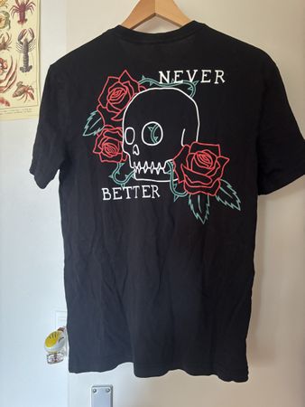 Schwarzs T-Shitt mit Totenkopf und Rosen Aufdruck
