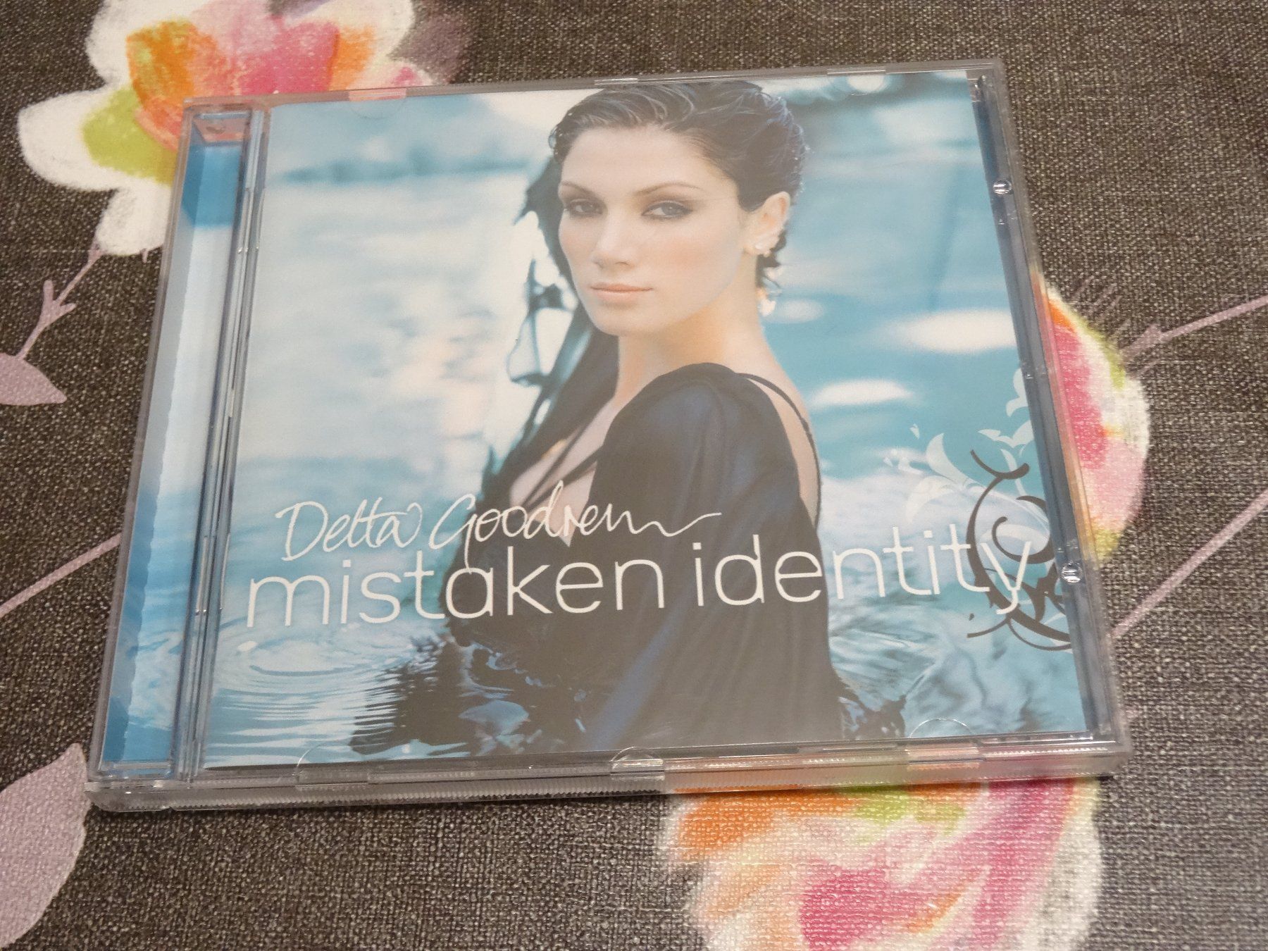 CDs: Delta Goodrem - Mistaken Identity CD – Gebraucht aus Olten von Disc-Ausverkauf