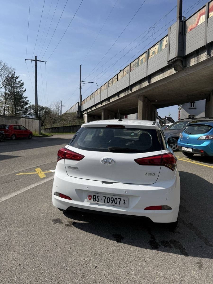 Hyundai Autos: Hyundai i20, 1.4, JG 2017, 129'466km – Neu (gemäss Beschreibung) aus Basel von LUKKY991