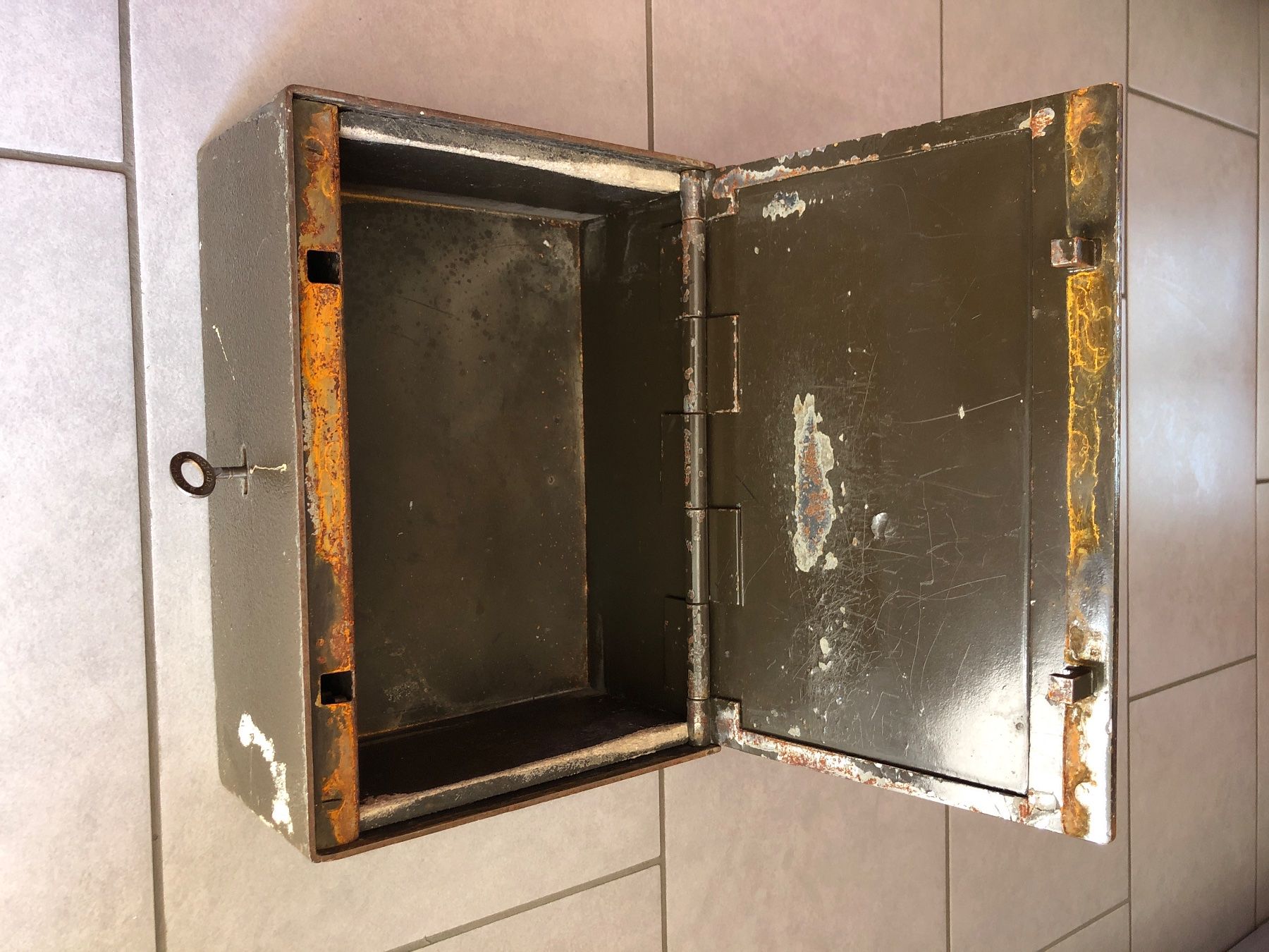 Casseforti: Petit coffre-fort très lourd – Usato da Chénens venduto da Touta1franc 1