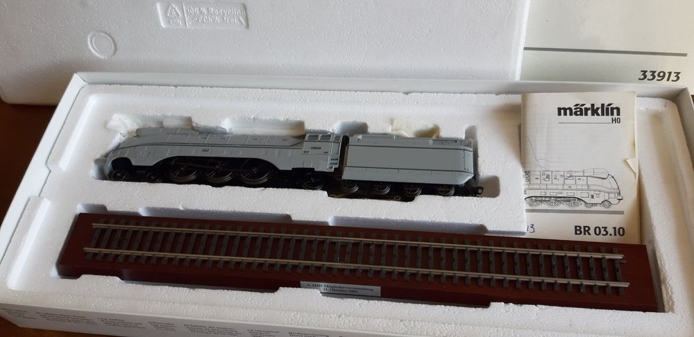 Modèle Réduit En Métal "locomotive à Vapeur Avec Tender