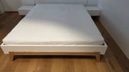 Bett 160cm breit mit zwei Nachttischli