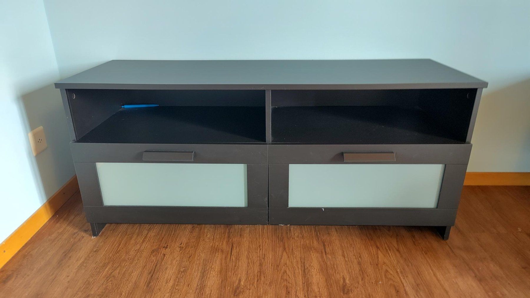 Ikea TV Möbel: TV-Tisch – Gebraucht aus Teufenthal AG von nik_z9fn