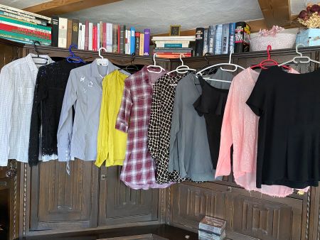 10 Stück verschiedene Damen-Blusen Grösse S und M