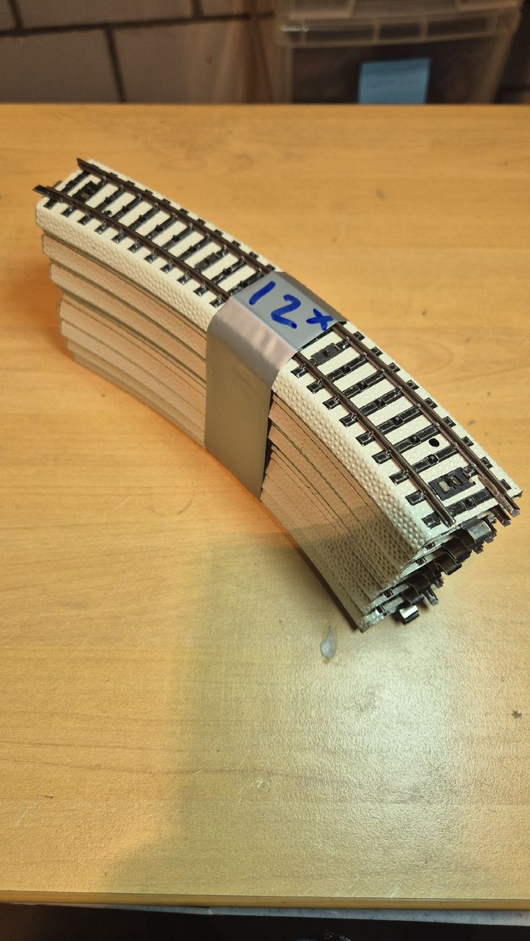 Märklin Modellini di ferrovie: 12 rails de train miniature Märklin 5070 – Usato da Villars-sur-Glâne venduto da soa_2h5f