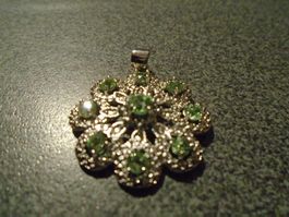 Anhänger Blume, silberfarbig, grüne Steinchen