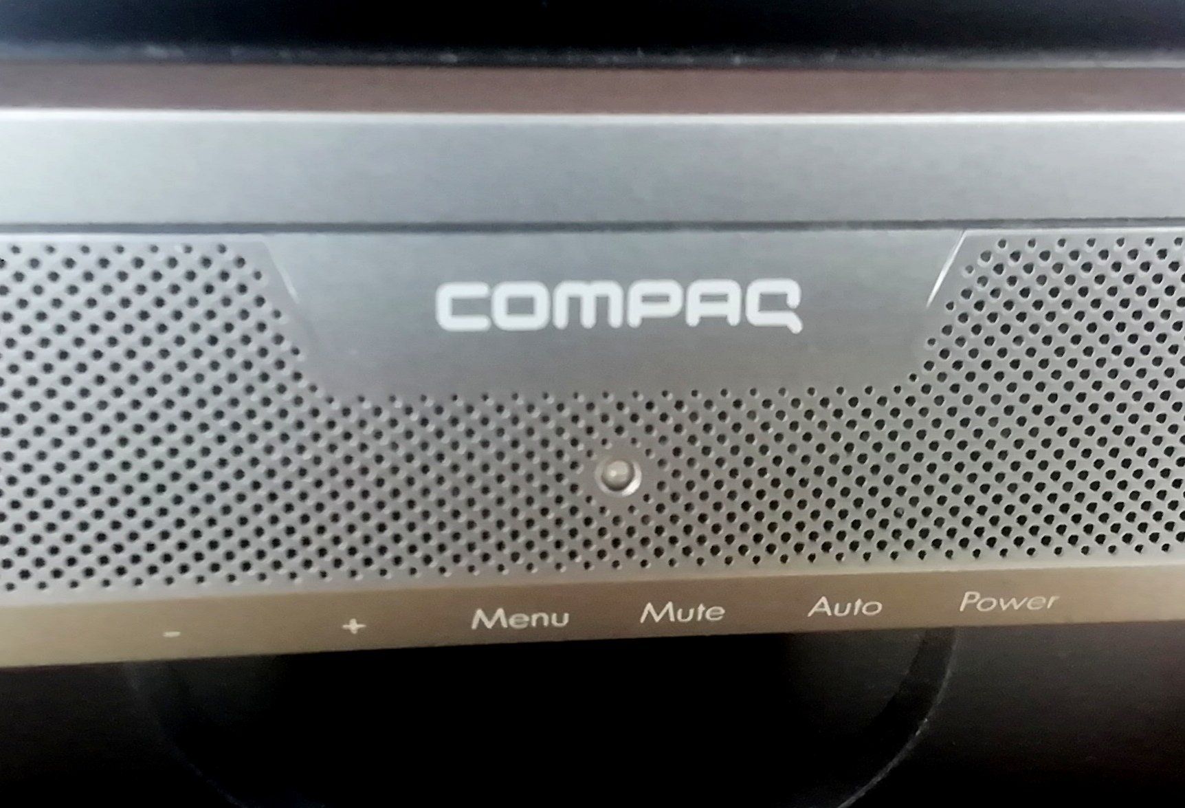 Compaq Ecrans: Monitor Compaq 22" mit VGA Anschluss – D'occasion à Unterseen par Stedtli 2