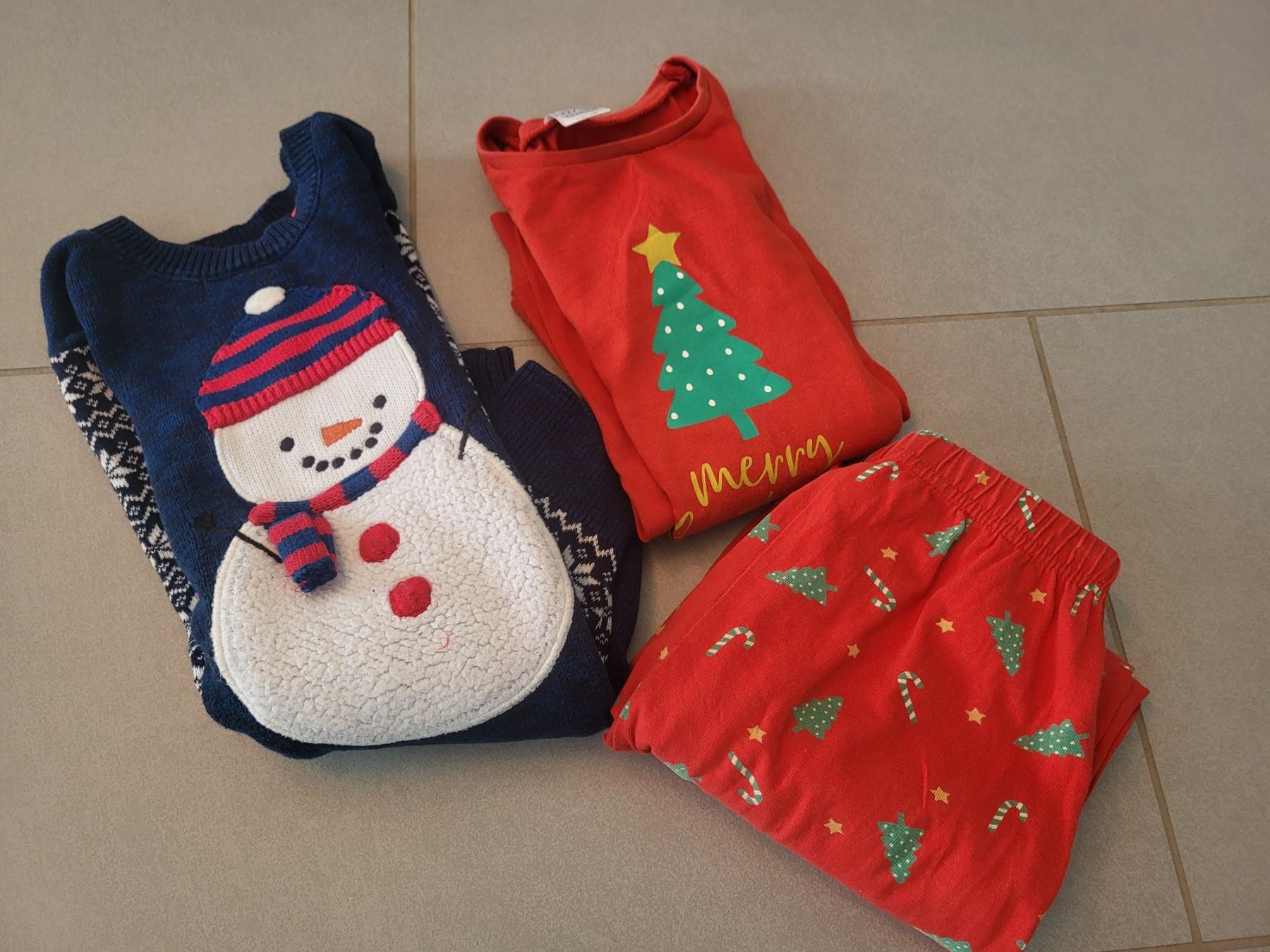 Kleiderpakete & -sets: Kleiderpaket Winter Pyjama und Pulli gr. 122 128 – Gebraucht aus Boswil von i12i
