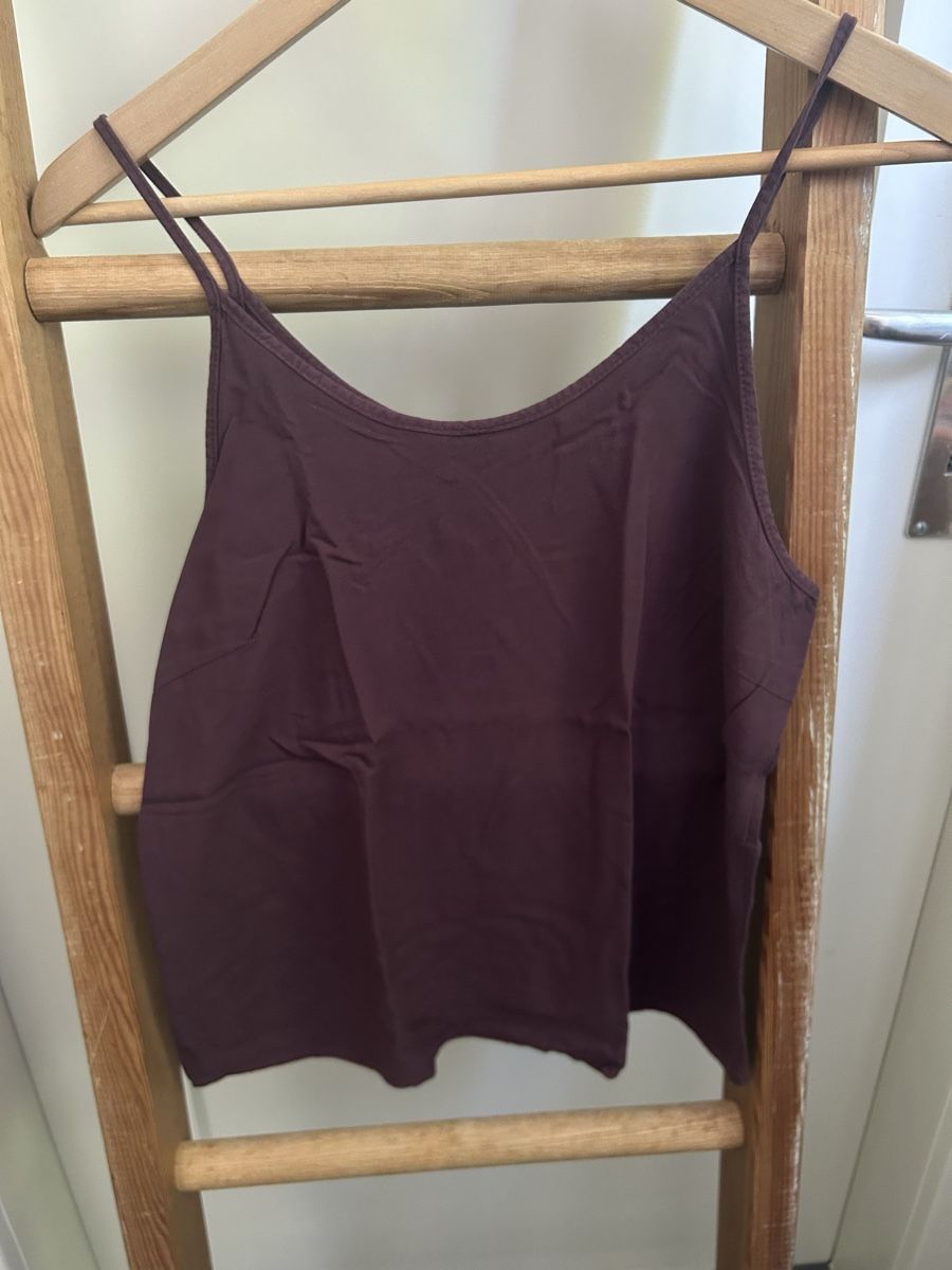 Top: Trägershirt Aubergine – Usato da Winterthur venduto da neelom 1