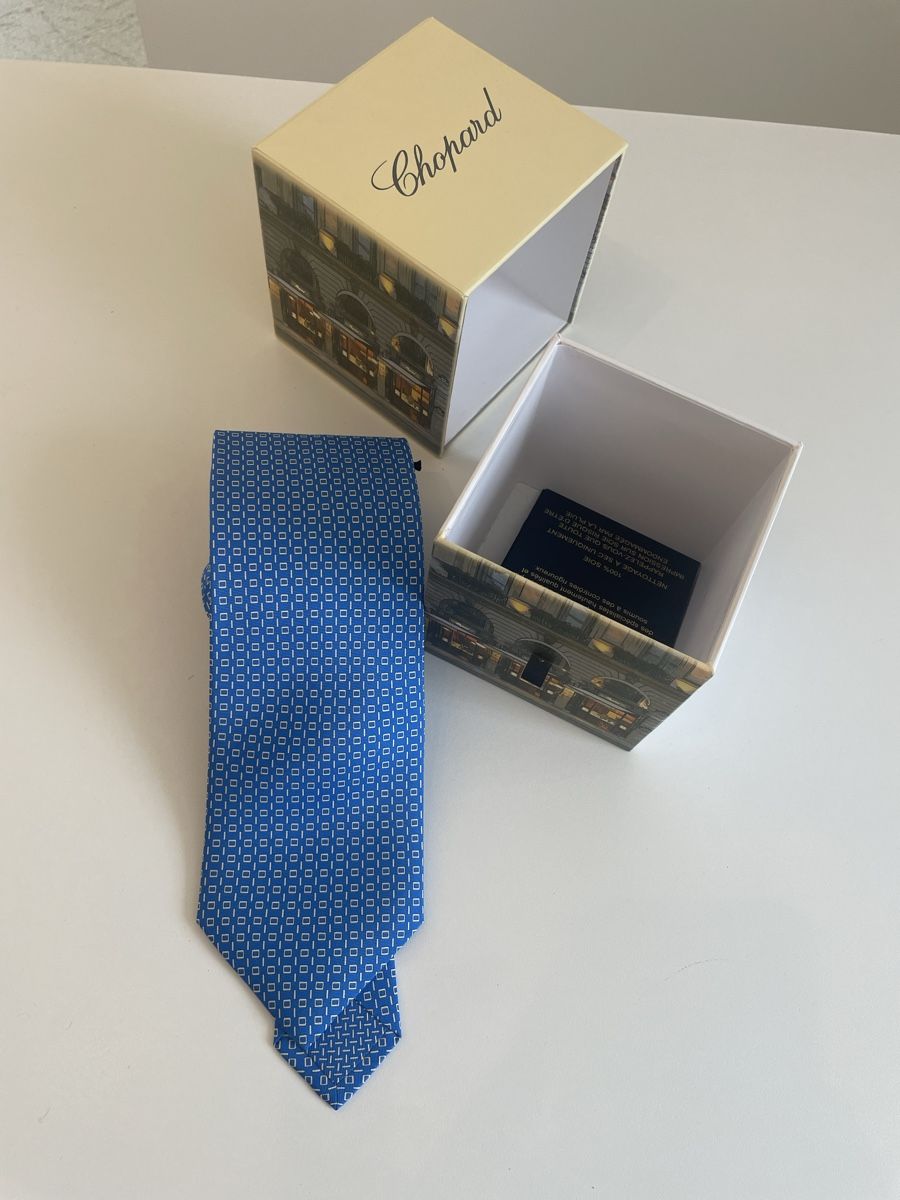 Chopard Cravates: Chopard Krawatte Seide blau mit Muster neu mit Box – Neuf avec emballage d'origine à Münchenstein par nel_57mj