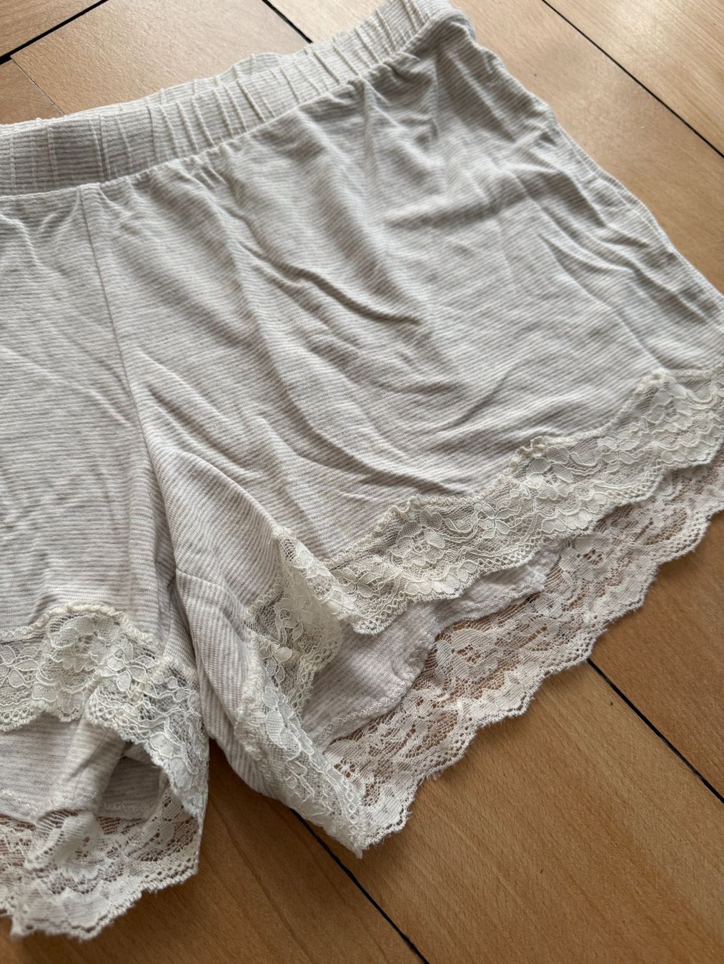 Pantaloni: Shorts weiss-beige mit Spitze S – Usato da Zürich venduto da Diazaio 1