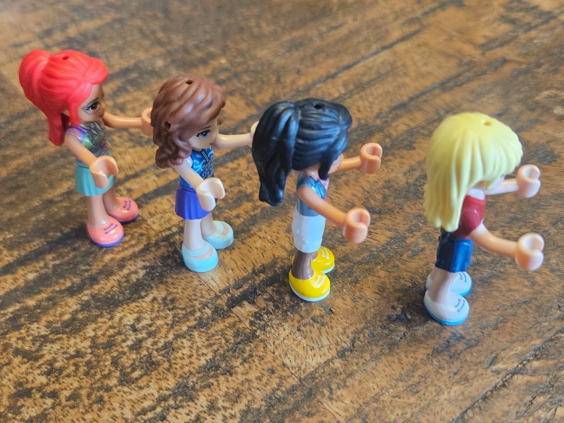Lego Kit di costruzioni: lego lot de 4 figurines friends – Usato da Confignon venduto da Ecrofigs 3