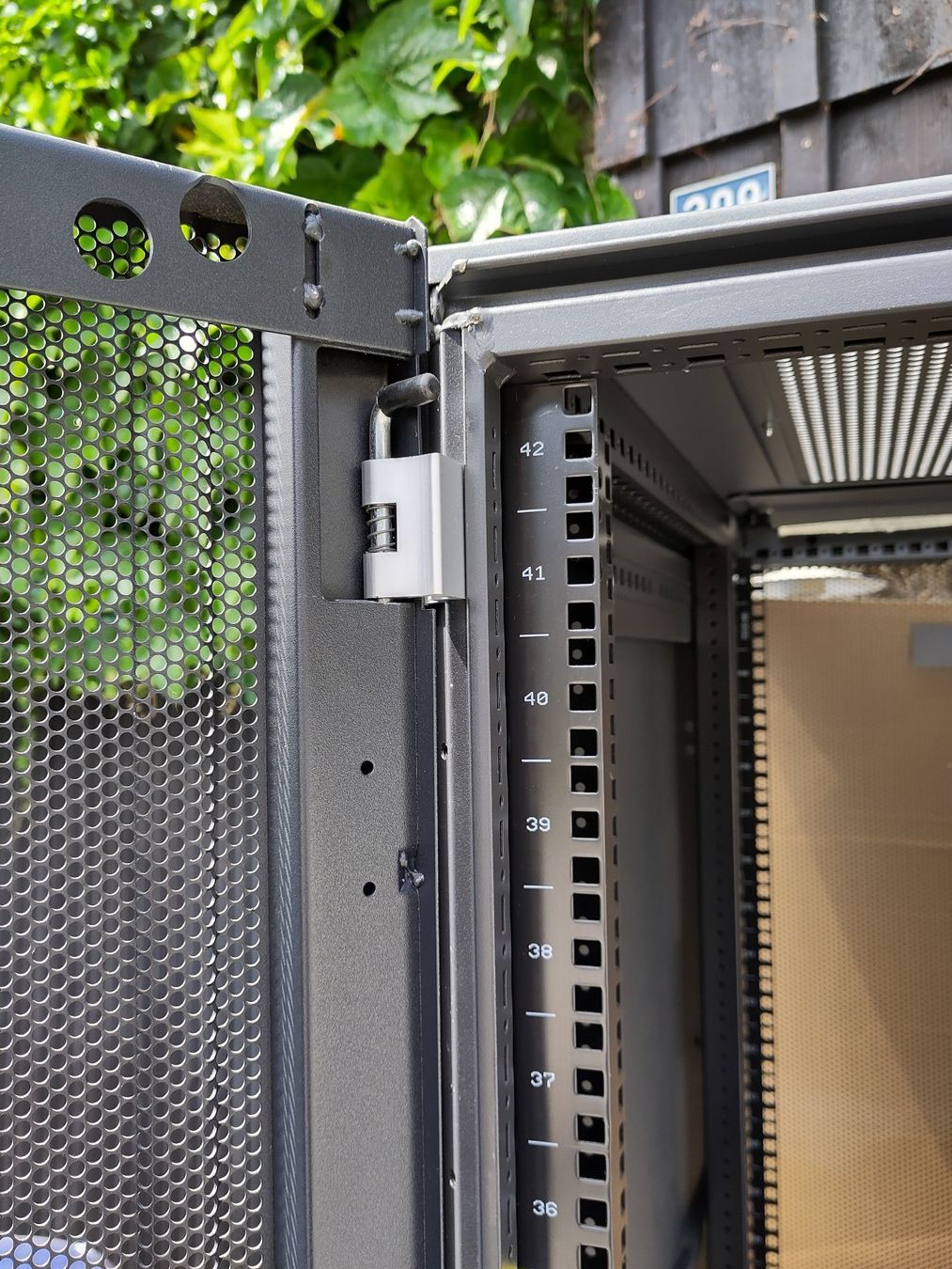 Hewlett Packard Racks & Cavalletti: HP Server Rackschrank 42U – Usato da Schwändi GL venduto da kunubu 4