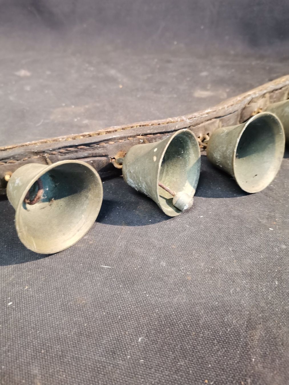 Briglie & Cavezze: Altes Pferde Glockengeläut, Alte Pferdeglocken, Glocken – Usato da Wiedlisbach venduto da materialkreislauf 5
