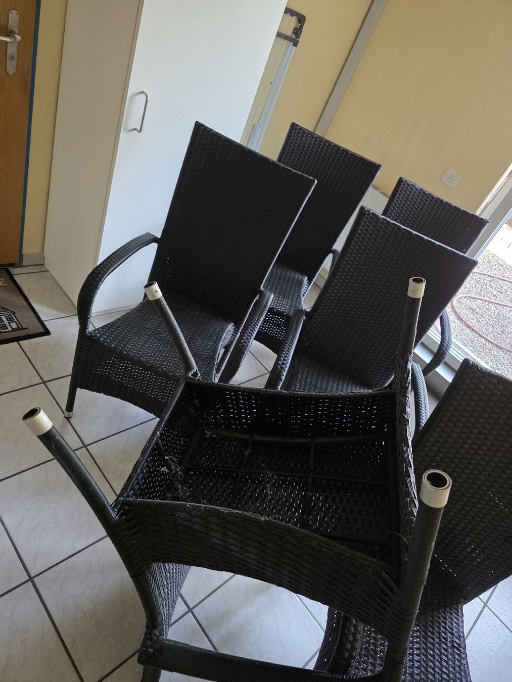 Chaises: 6 Stühle Polyrattan schwarz Stapelbar – D'occasion à Alberswil par mario889 5