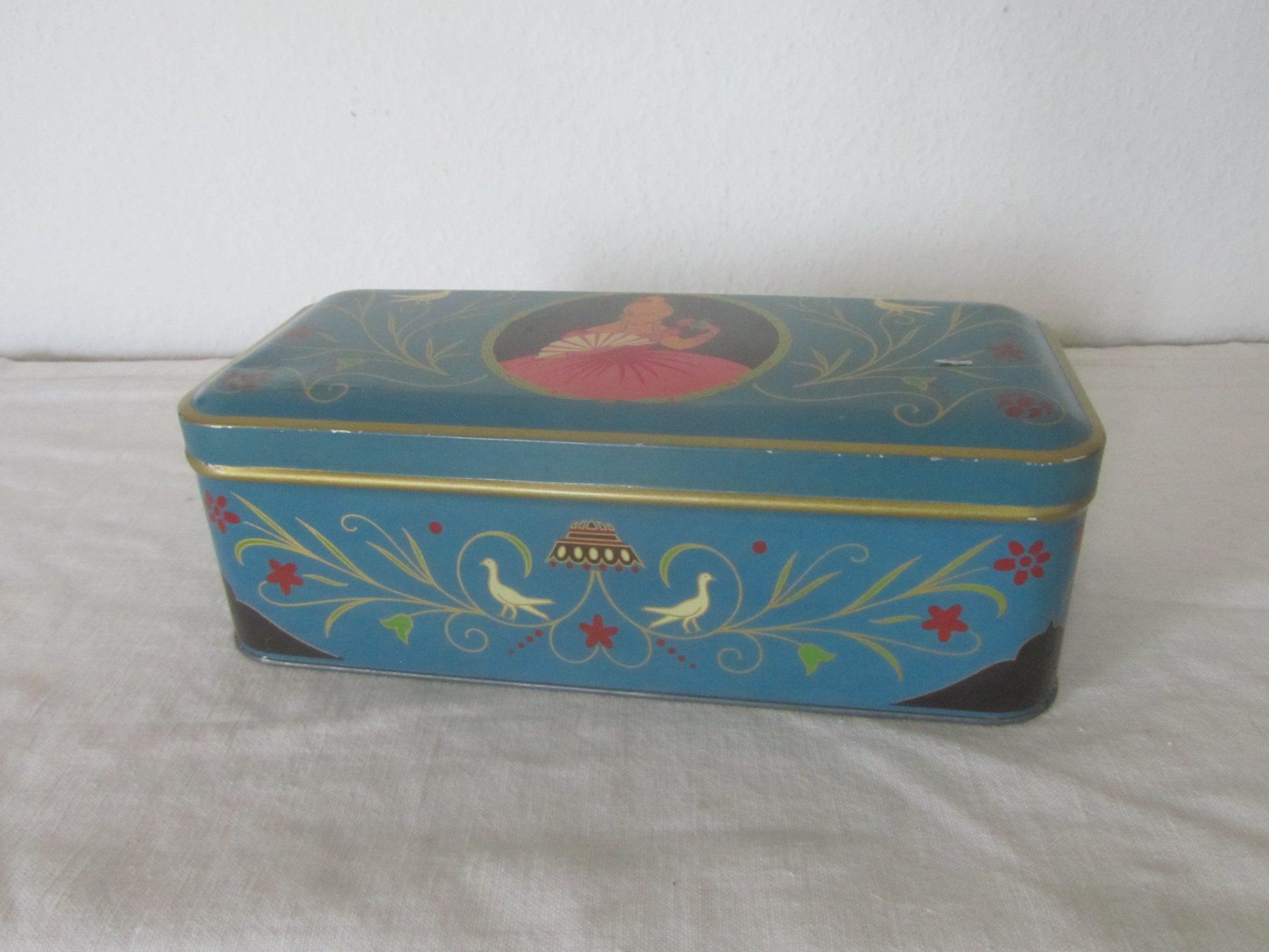Pots: Jugendstil Blechdose mit Blumenmuster und Dame in Rosa – D'occasion à Seengen par mikelele