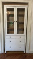 Vitrinen-Schrank weiss mit Holzregalen gebrauchter Zustand