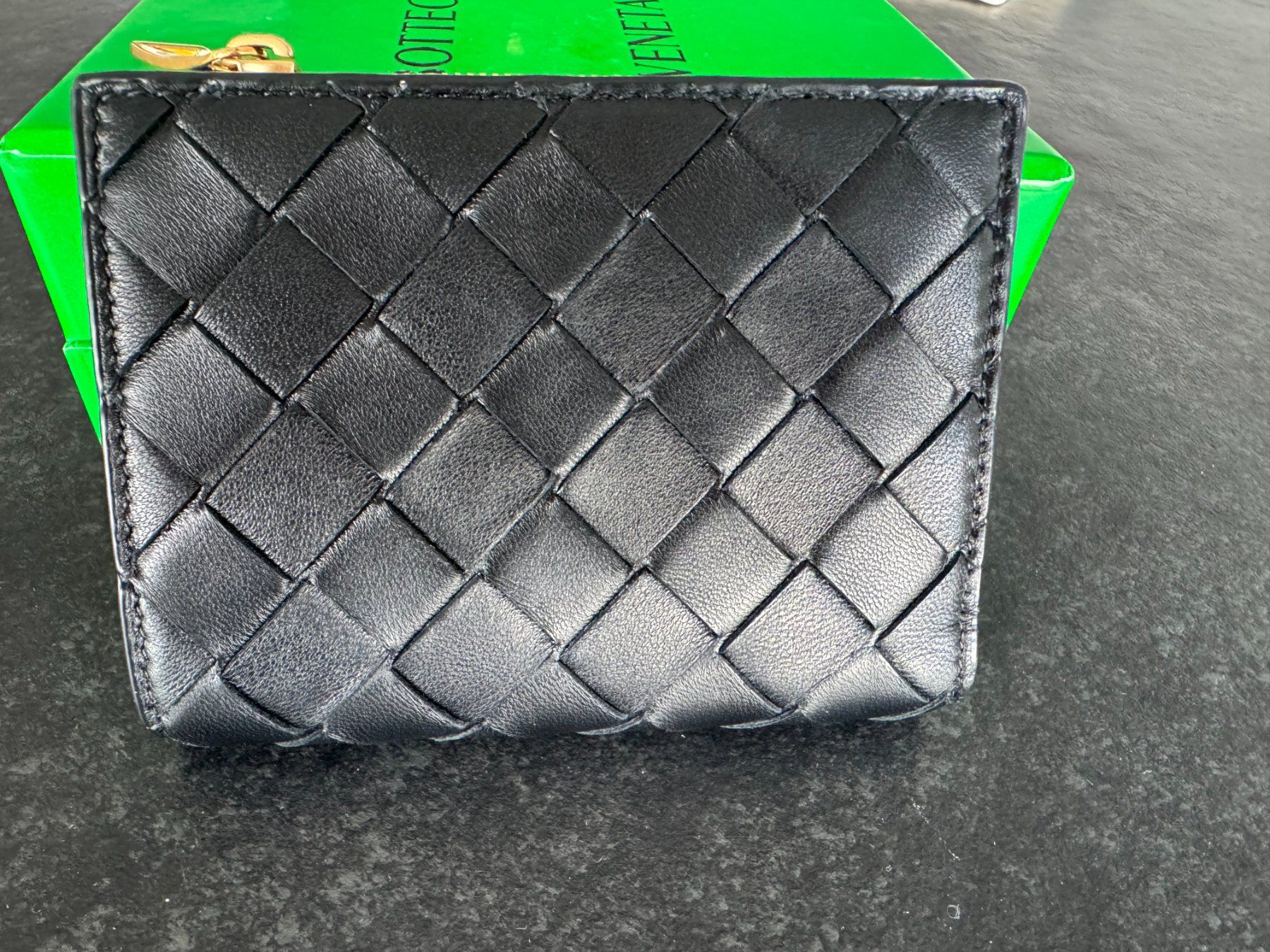 Bottega Veneta Portefeuilles: Bottega Veneta Small Bi-Fold Wallet – D'occasion à Kilchberg ZH par 753sunshine 1