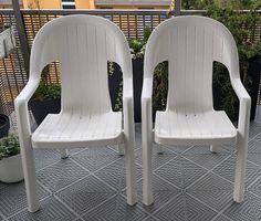 Jetzt zugreifen: 2 weisse Gartenstühle zum Preis von einem.