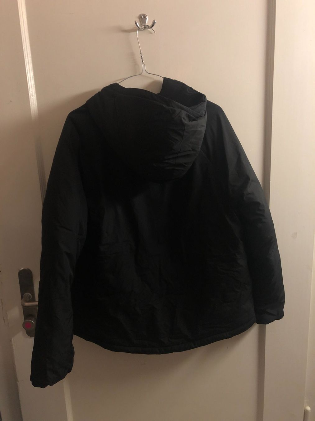 Giacche: Schwarze Daunenjacke mit Kapuze – Usato da Zürich venduto da aurelia_nater 2