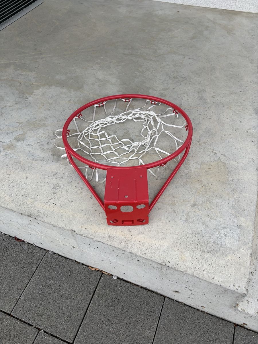 Canestri da basket: Basketballkorb rot Metall mit Netz gebraucht – Usato da Jaberg venduto da Sportlochi