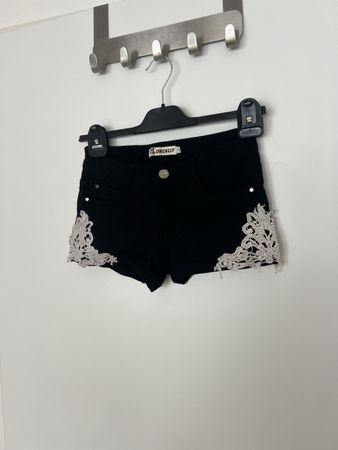 Schwarze Sommer-Shorts mit Spitze, Grösse S, neuwertig!