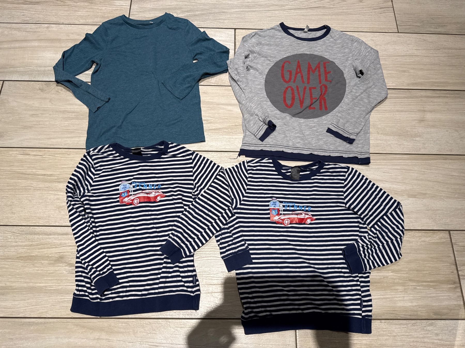 Schiesser Kleiderpakete & -sets: Jungen Sweatshirt Set Gr 128, 4 teilig – Gebraucht aus Gelterkinden von Familienferien