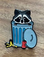 Lustiger Pin Waschbär Mülltonne