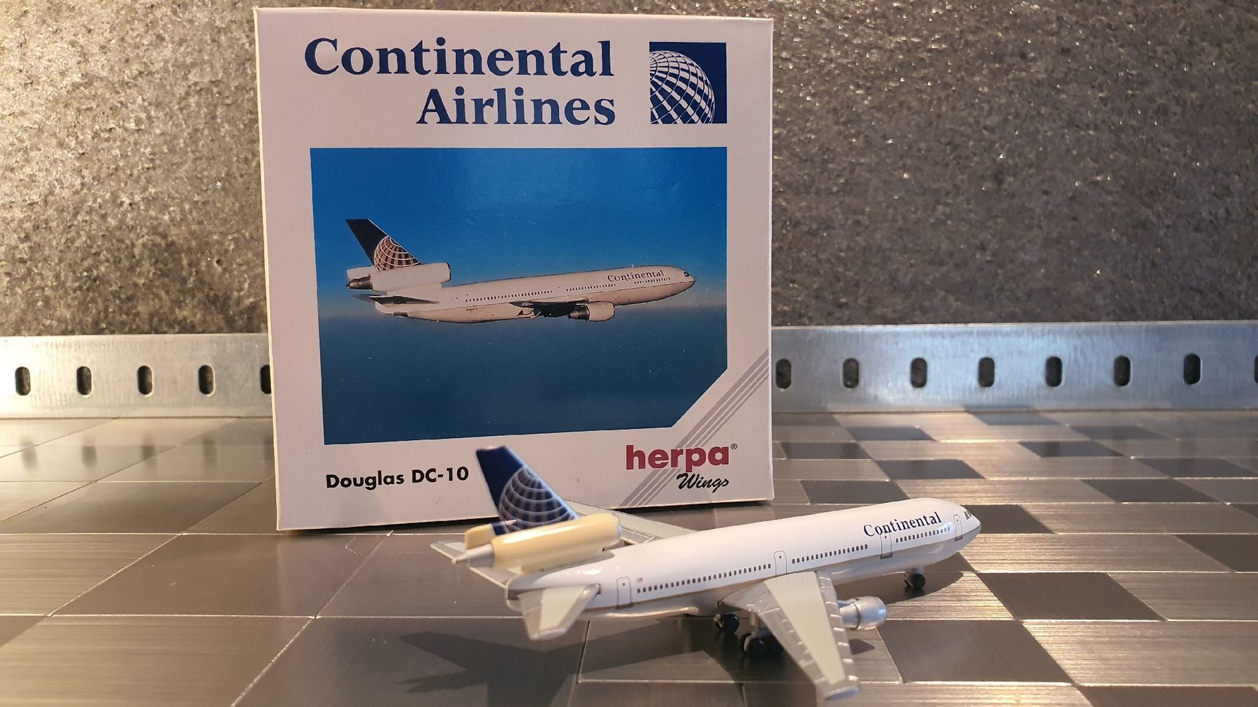 Herpa Kit di modellismo & Modellini statici: HERPA CONTINENTAL AIRLINES DOUGLAS DC-10 – Usato da Männedorf venduto da Modellbau-wyss 2