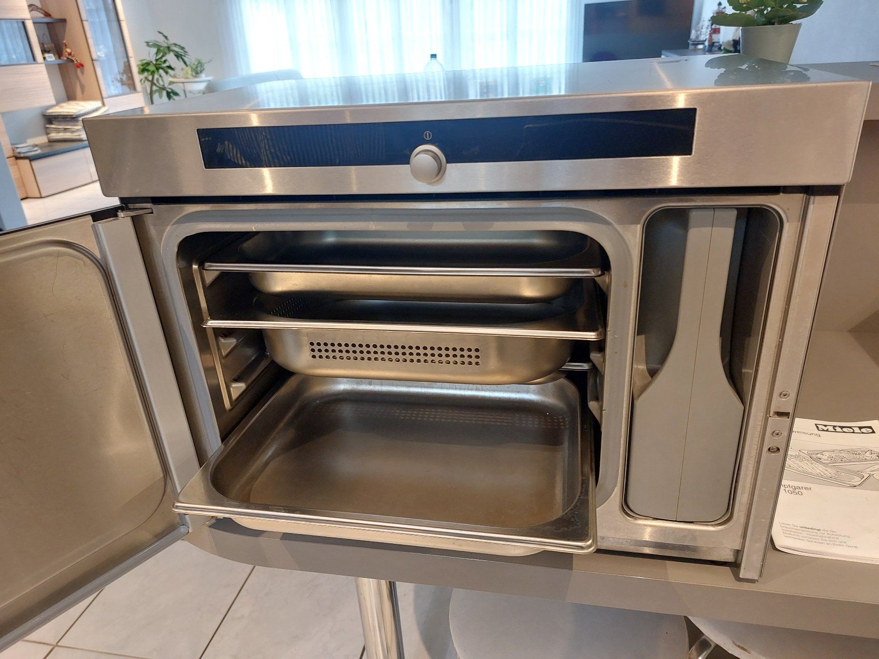Miele Appareils de cuisine: Miele Dampfgarer DG 1050 – D'occasion à Schwerzenbach par Chimli 1