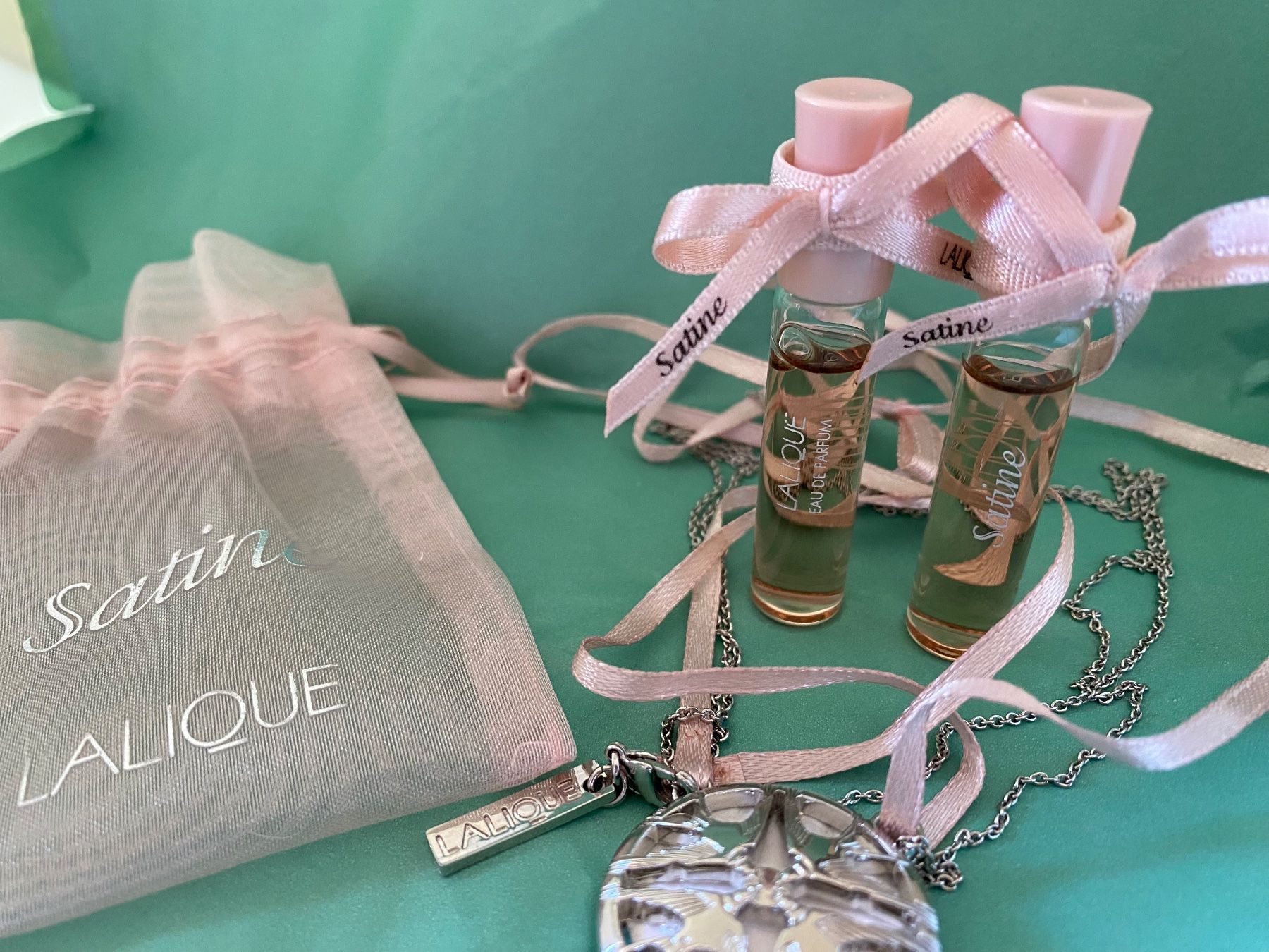 Lalique Profumi & Eau de Toilette: Collier à parfumer Satine de Lalique – Nuovo e nell'imballaggio originale da Bouveret venduto da wes_7zll 1