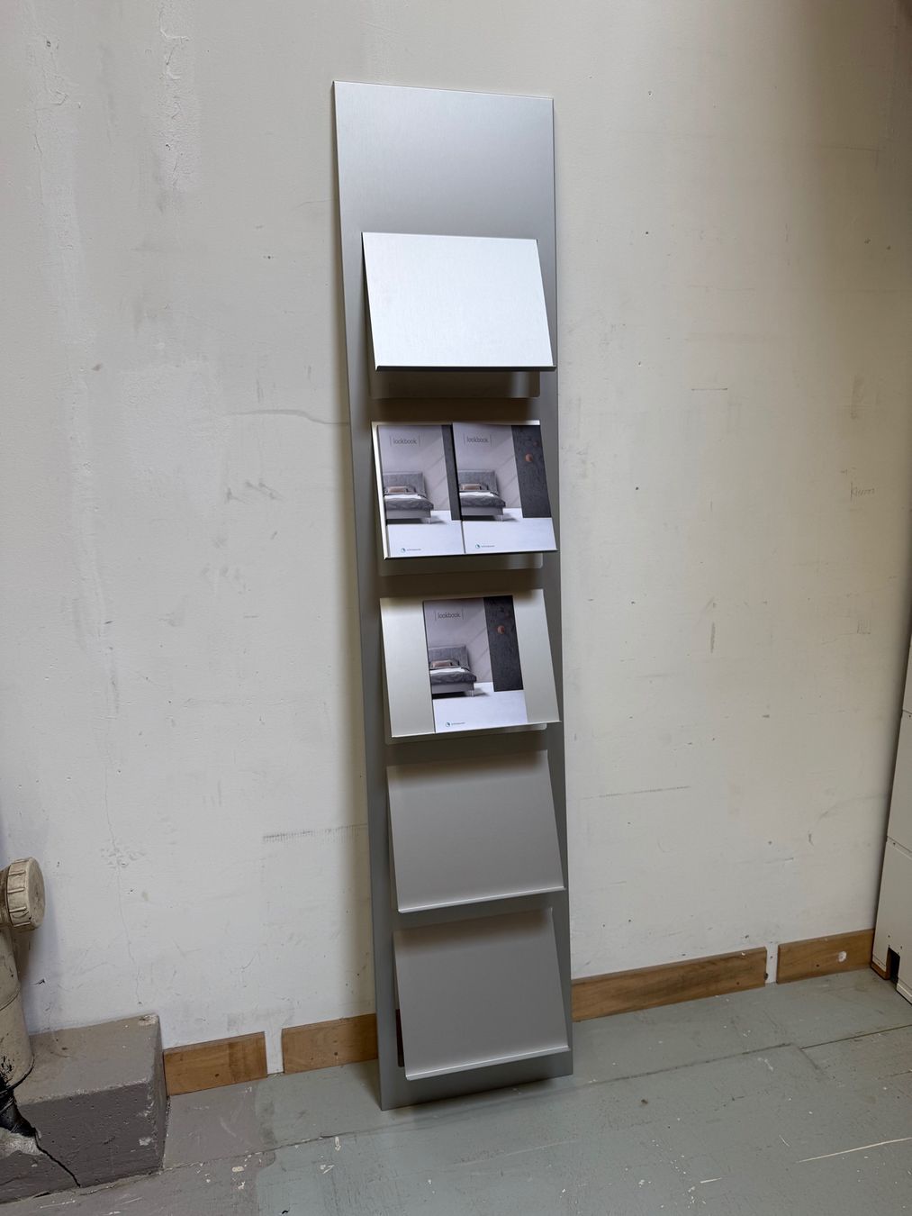 Altro in Decorazioni & Accessori: Prospekthalter Aluminium mit Wandmontage – Usato da Winterthur venduto da Schlafpunkt