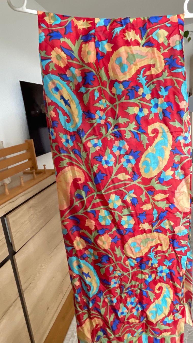 Foulard & Sciarpe: 100% Seidenschal rot mit Blumenmuster, neu – Nuovo e nell'imballaggio originale da Biel/Bienne venduto da gul_fxx2